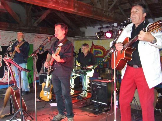 Le groupe sur scène